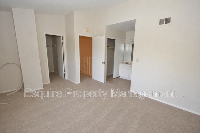 Building Photo - 564 Rosewood Ave