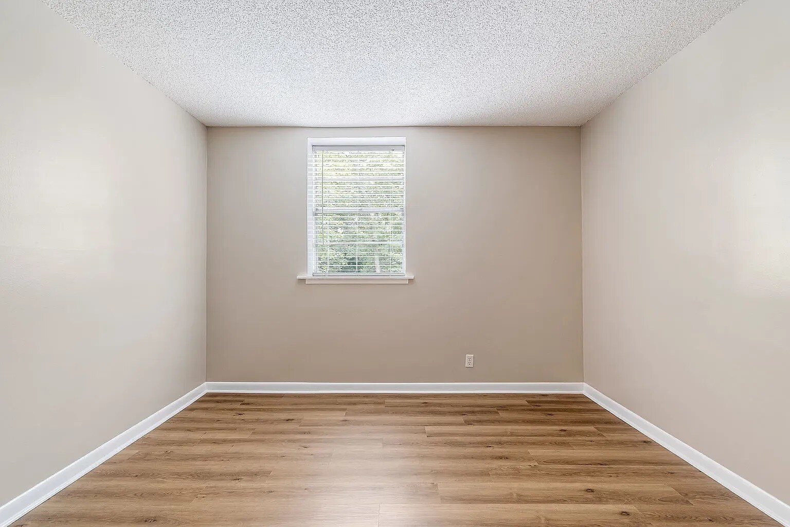 Building Photo - 2929 Selena Dr