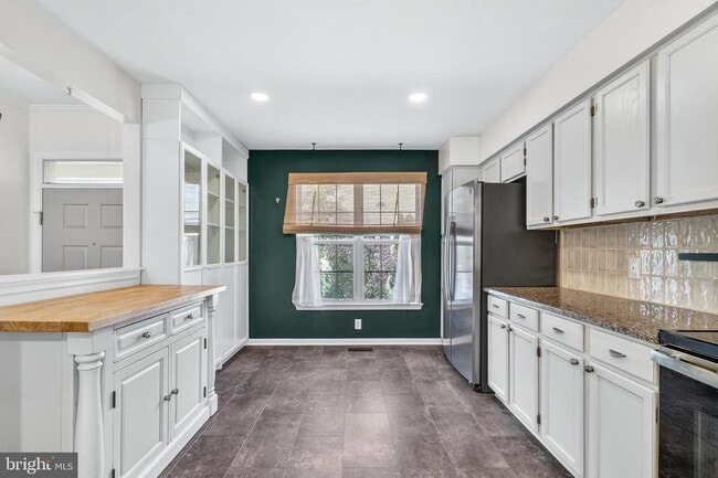 Building Photo - 7123 Gresham Ct E