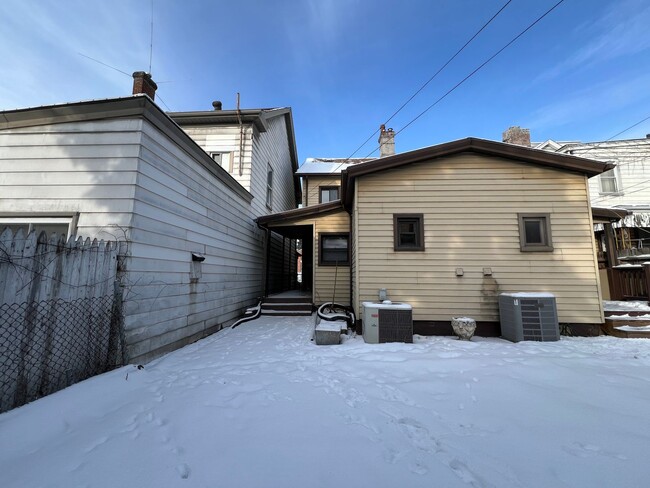 Building Photo - Updated 2BR townhouse with garage!