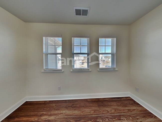 Building Photo - 2000 Bennett Dr