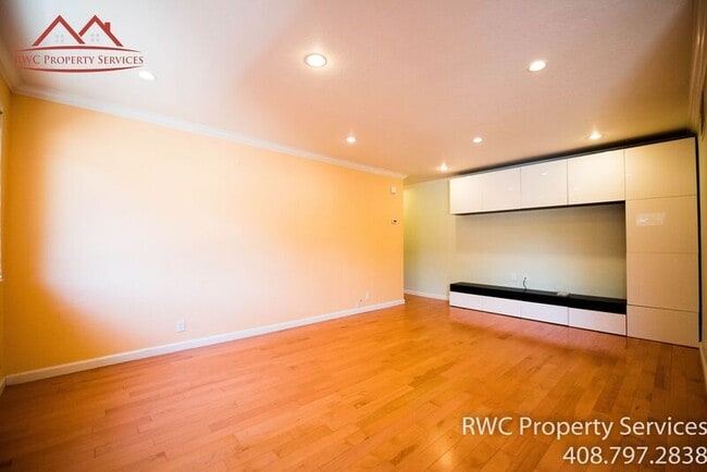 Building Photo - 4267 Will Rogers Dr