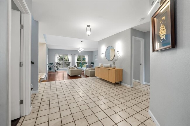 Building Photo - 10511 Tweedsmuir Dr