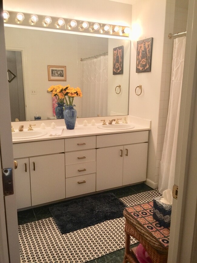 Building Photo - 10 E Lee St