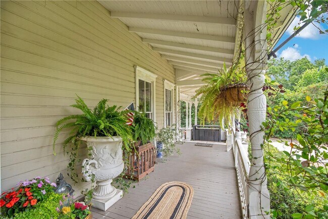 Building Photo - Queen Anne Victorian Estate