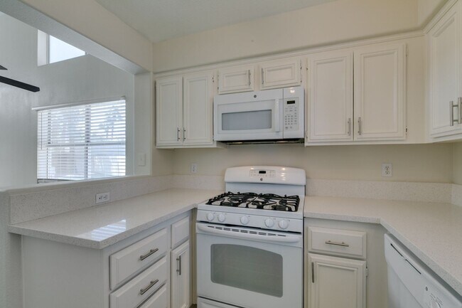 Building Photo - Charming 3-Bedroom Home in Green Valley wi...