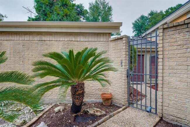 Building Photo - 6030 Gallant Forest Dr