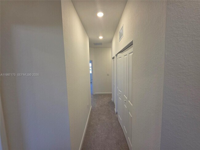 Building Photo - 2739 SE 25th Ave