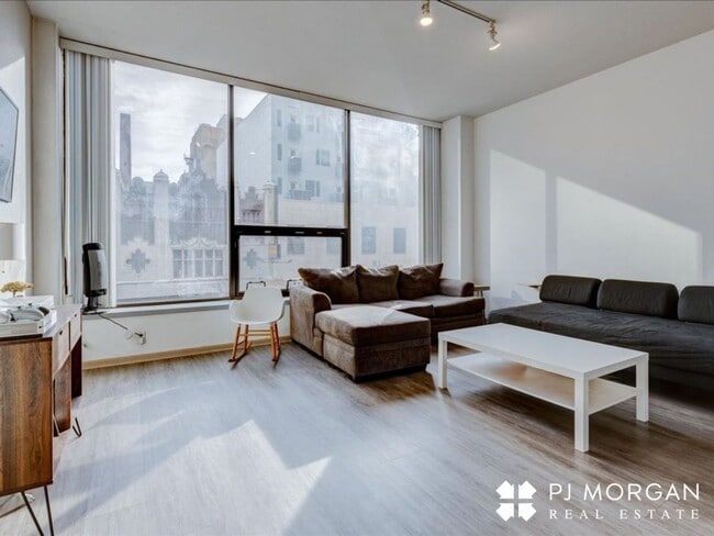 Building Photo - Great downtown location!