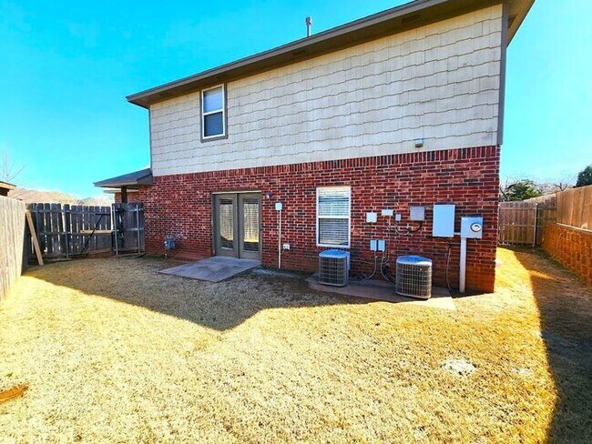 Building Photo - 4 Bed 2 Bath 2 Car Duplex in the Oxford Park Addition in Edmond