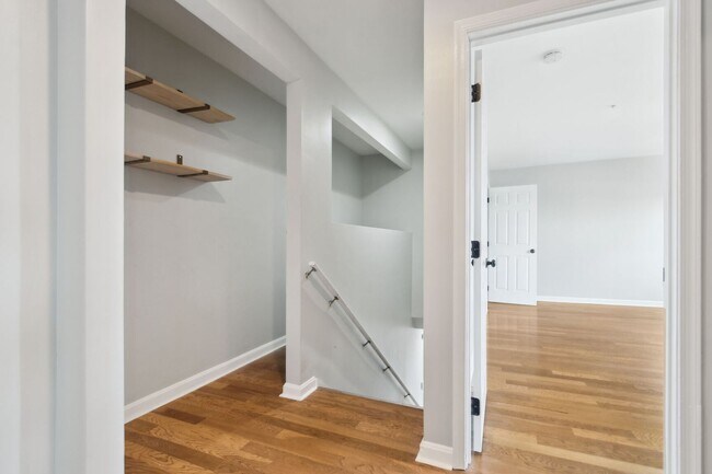 Building Photo - Available Now! 2 Level, 2 Bedroom Condo in Hill East!