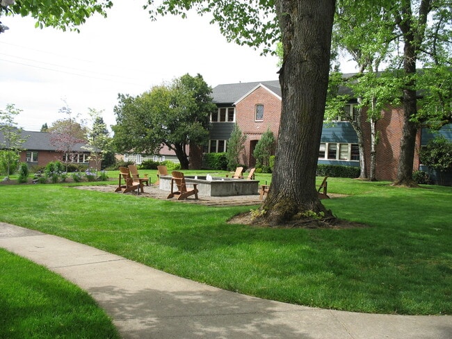 Building Photo - North Mt Tabor one bedroom Condo. Immaculate condition! - APPLICATION PENDING