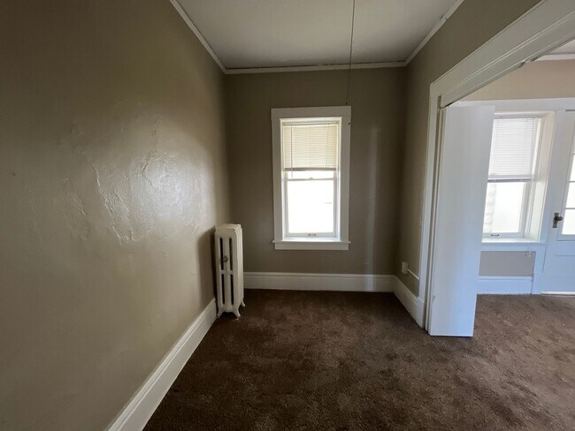 Building Photo - 469 Herschel St
