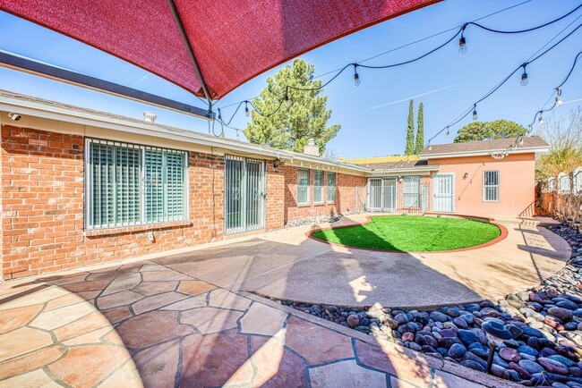 Building Photo - Beautiful House with 4 bed - 2 baths - office & covered big Jacuzzi