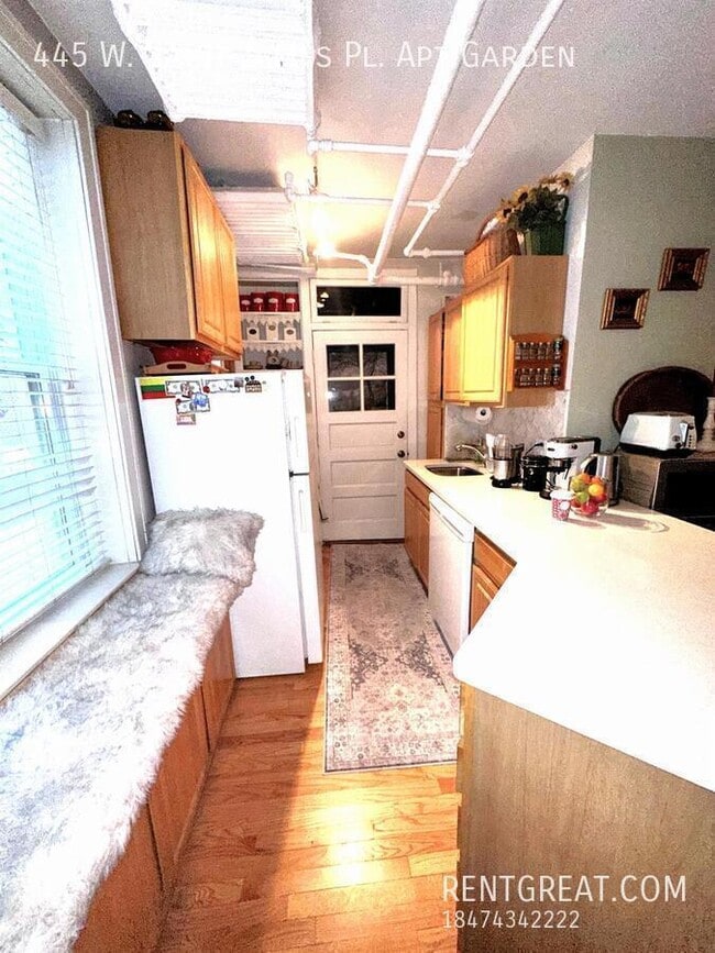 Building Photo - 445 W St James Pl