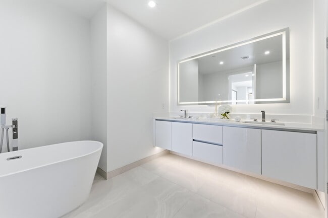 Building Photo - 220 Lake Shore Dr