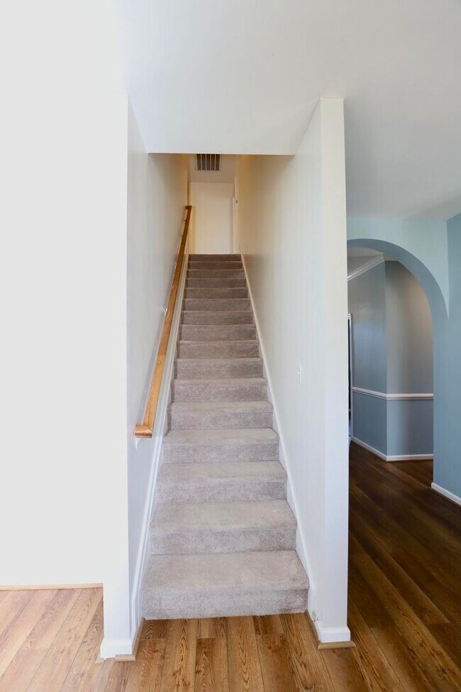 Building Photo - 3260 Matthews Dr