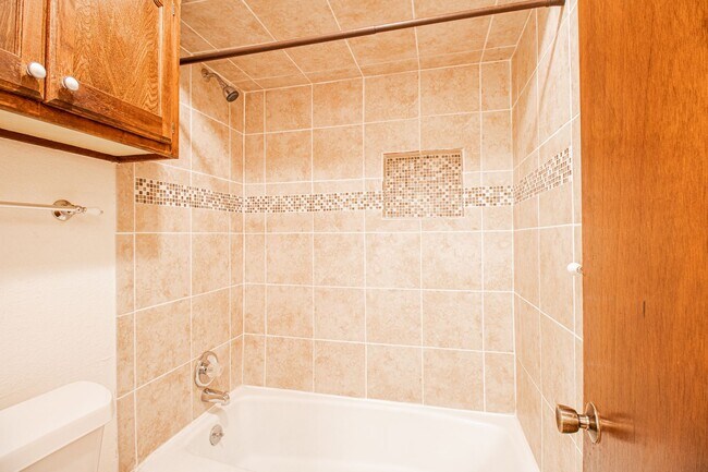 Building Photo - 3 Bed 1.5 Bath in Carl Albert School District