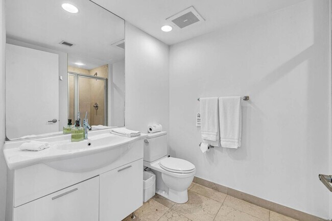 Building Photo - 485 Brickell Ave