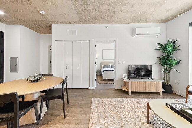 Building Photo - 411 W Chicago Ave