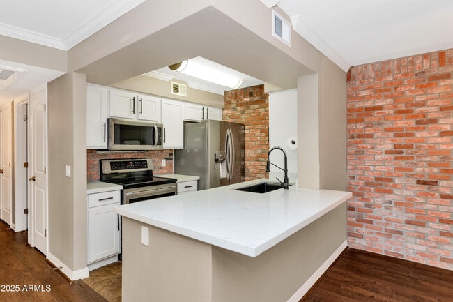 Building Photo - 2025 E Campbell Ave