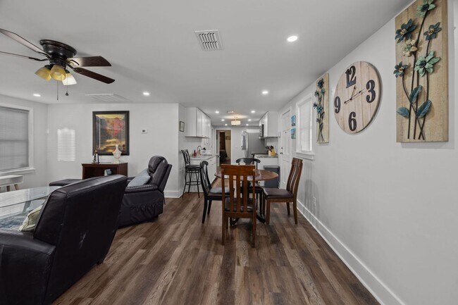 Building Photo - Charming Single-Family Home