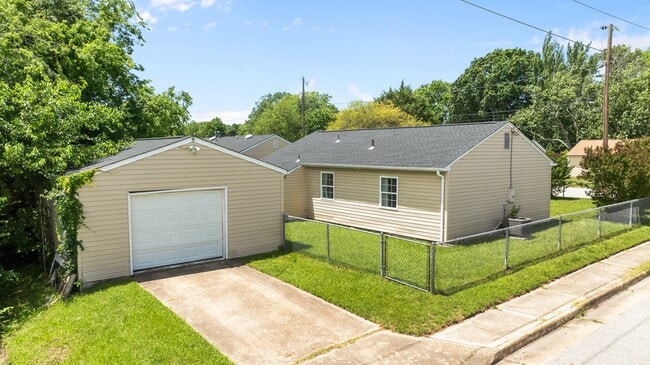 Building Photo - 2014 Somerville Dr