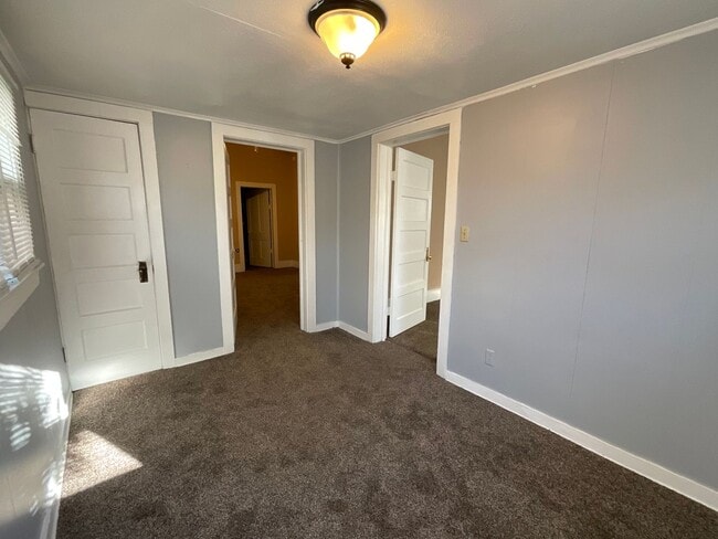 Building Photo - Large Home in Joplin!  3 bedroom, 2 bathro...