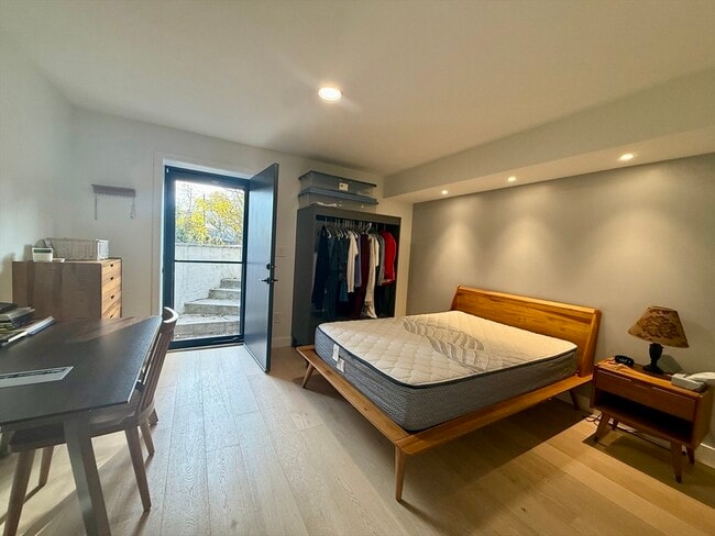 Building Photo - 6 Parkside Dr