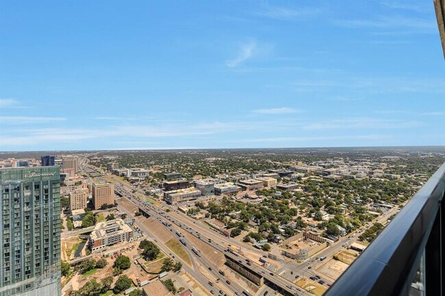 Building Photo - 610 Davis St