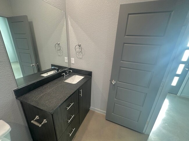 Building Photo - AVAILABLE NOW!