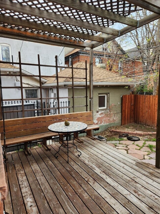 Building Photo - 2 bedroom with 1 bath