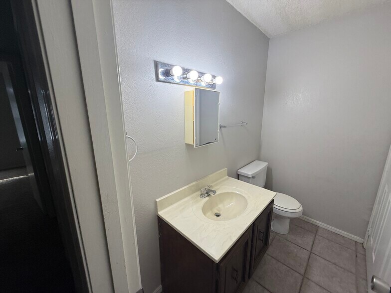 Building Photo - 828 Hardy Springs Cir