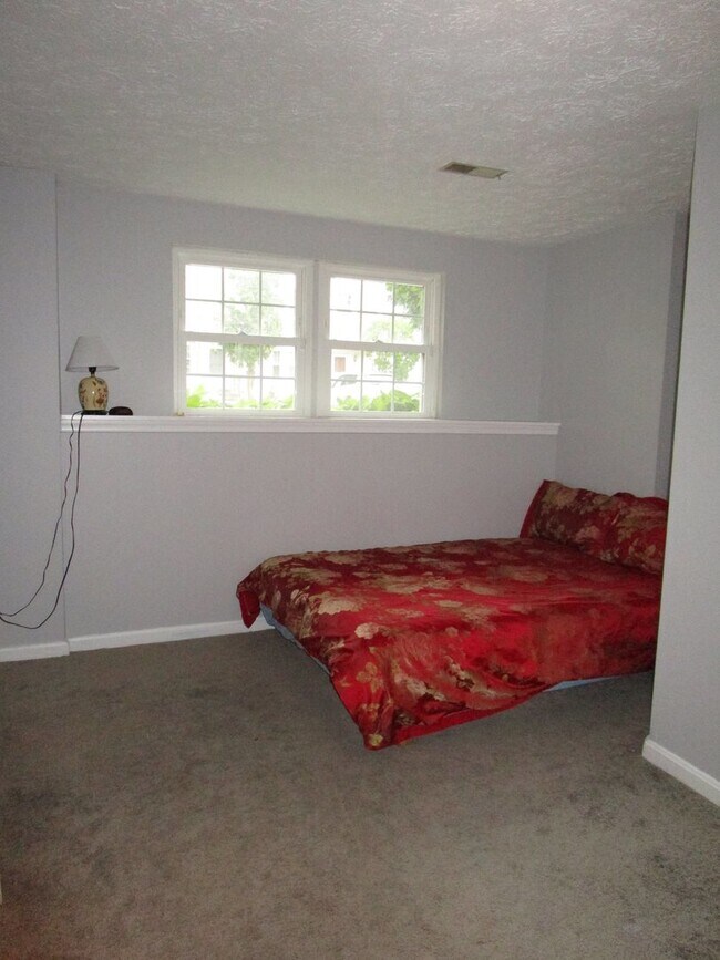 Building Photo - Large 4 Bedroom Townhouse in Gaithersburg!...