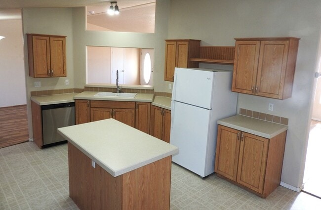 Building Photo - Your Country Living Retreat Awaits
