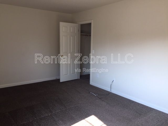 Building Photo - 936 W 13th St