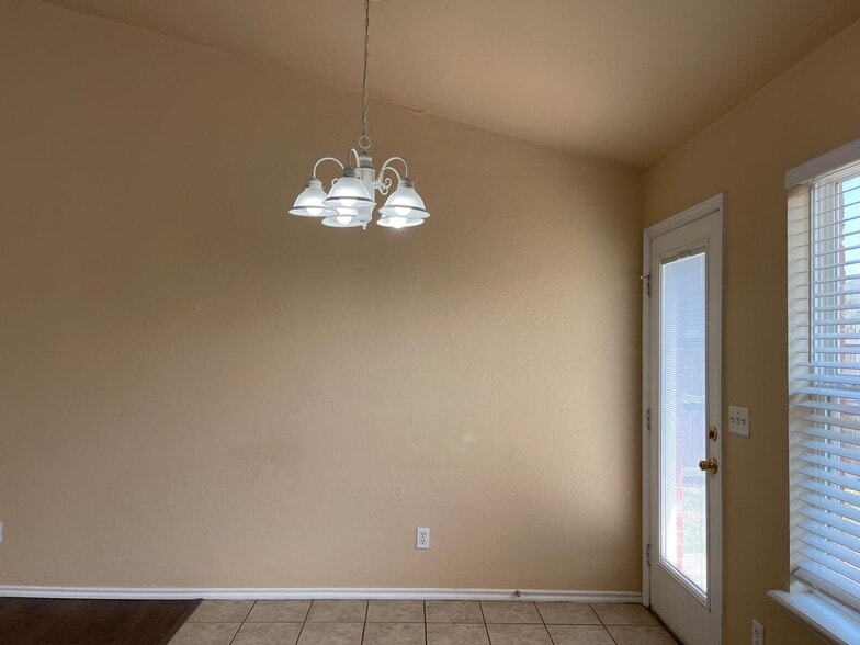 Building Photo - 1913 Leeds Ln