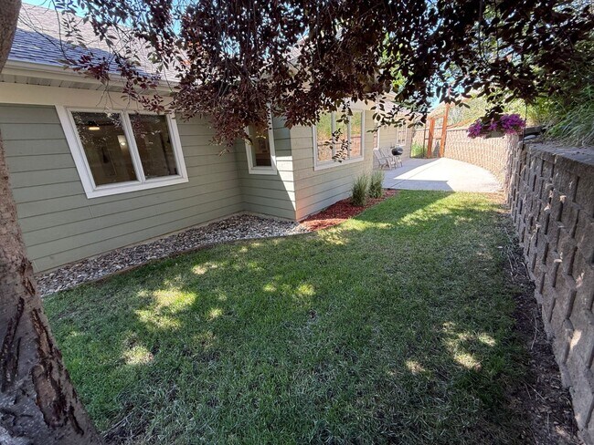 Building Photo - 3 Bed 2 Bath Large Beautiful Home