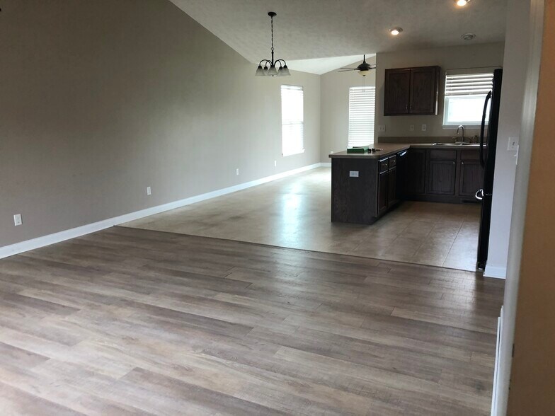 Building Photo - 6593 Majestic Dr