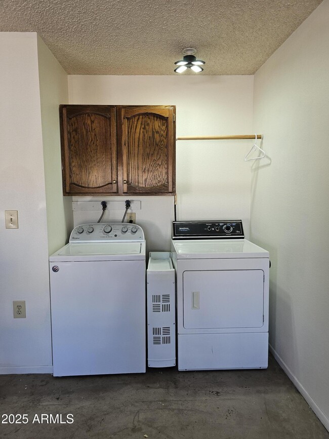 Building Photo - 4631 E Bohl St