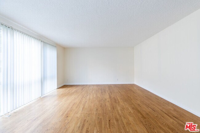 Building Photo - 11131 Rose Ave