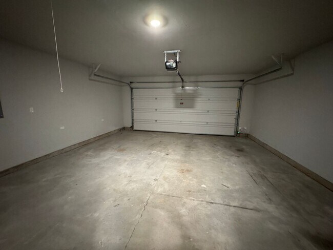 Building Photo - Don't Miss this STUNNING, true 4 bed, 2 ba...
