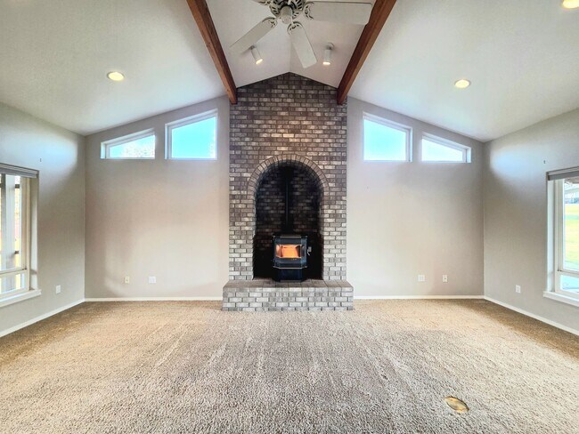 Building Photo - Grandiose Home on 1 Acre -- in East Wenatchee for Rent!! **5 Bed, 3 Bath**