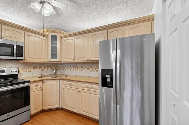 Building Photo - 427 Pine Glen Ln