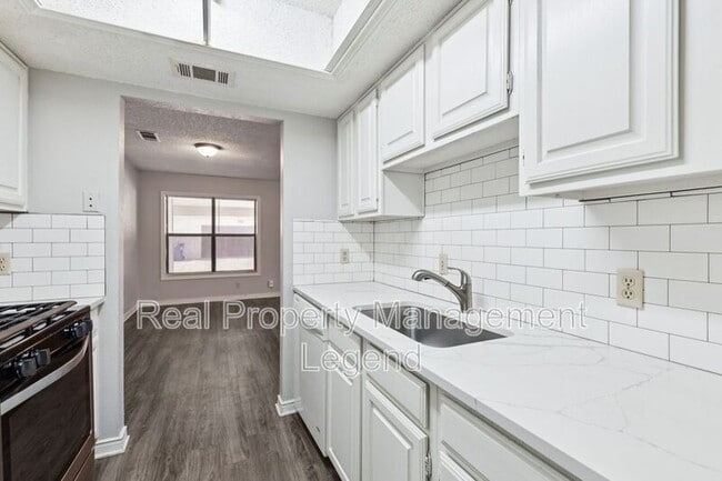 Building Photo - 1156 Mountain View St