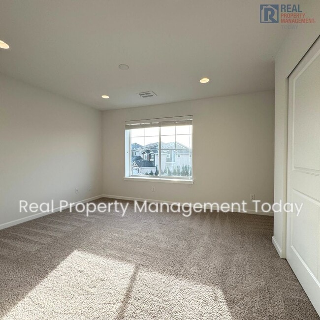 Building Photo - Beautiful 2 bed & 2.5 bath condo in Kent!!