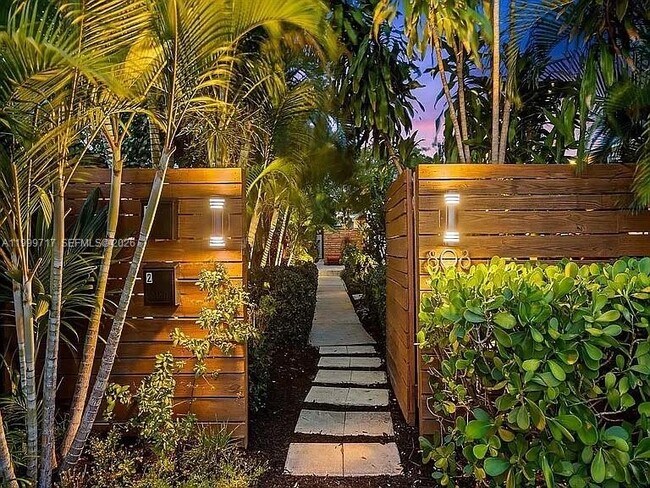 Building Photo - 808 NE 17th Way