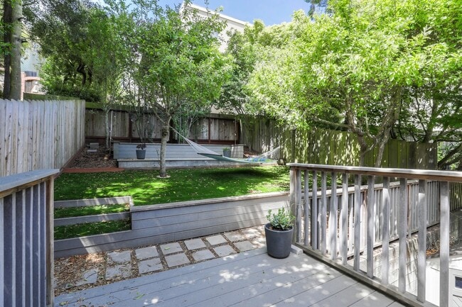 Building Photo - Charming 3 Bedroom and 2 Bath Home in Glen...