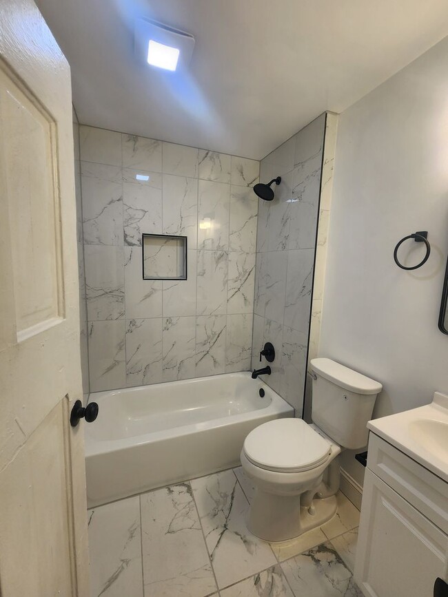 Building Photo - Spacious 3 Bedroom Home  In West Baltimore
