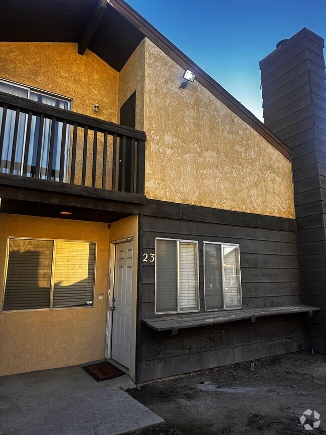 Building Photo - 3 bed 2.5 Bathroom Apartment For Rent